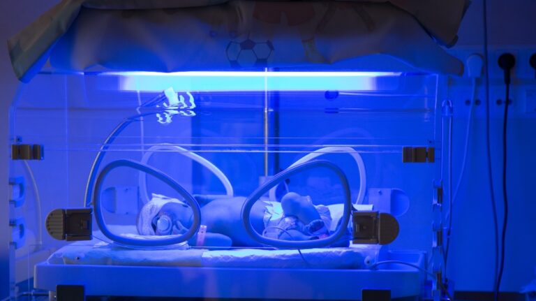 Phototherapy treatment to reduce bilirubin levels in newborn jaundice