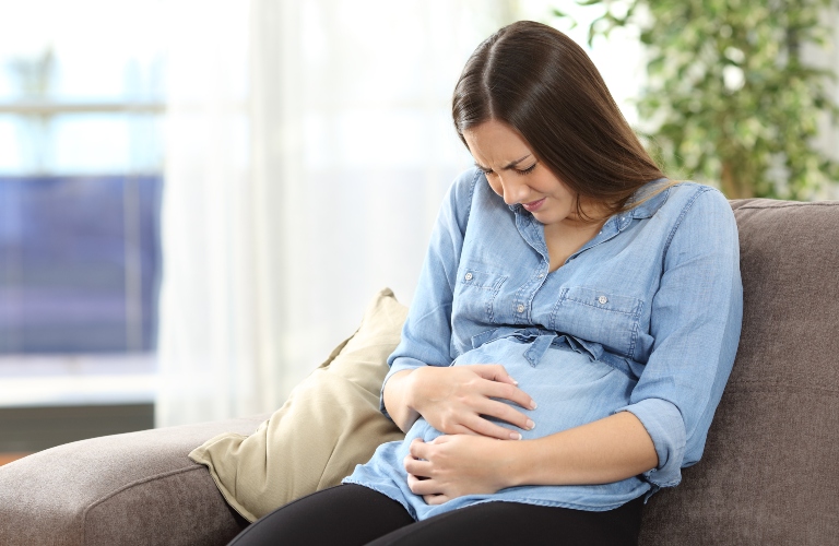 Pregnant woman suffers from abdominal pain