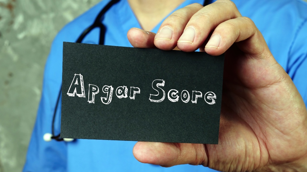 doctor holds a card with the inscription apgar score